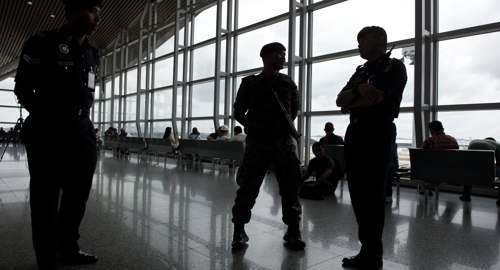 Cảnh sát làm nhiệm vụ tại sân bay thủ đô Kuala Lumpur
