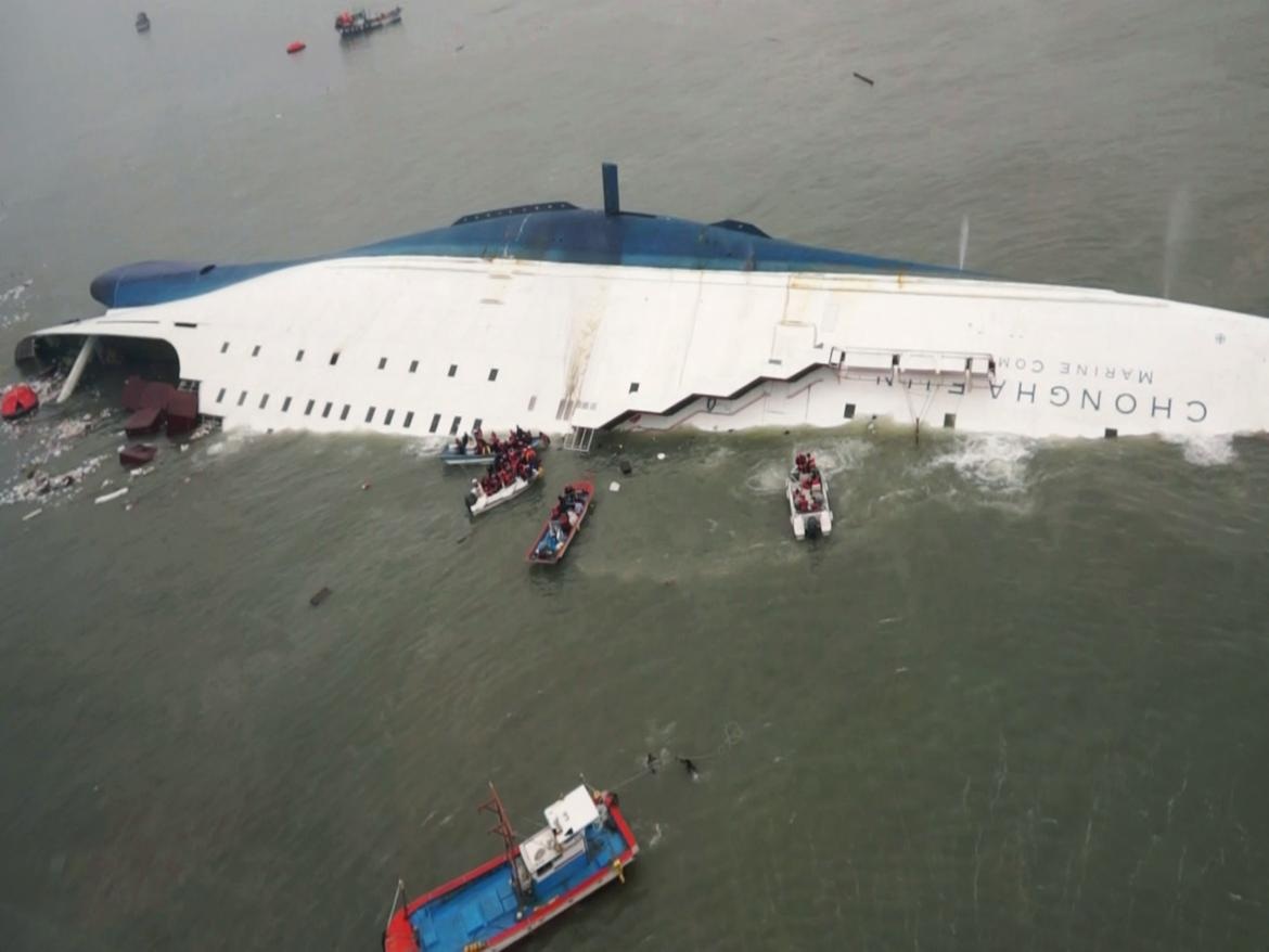 Phà Sewol bị lật ngày 16/4 nhìn từ trên cao (Ảnh: