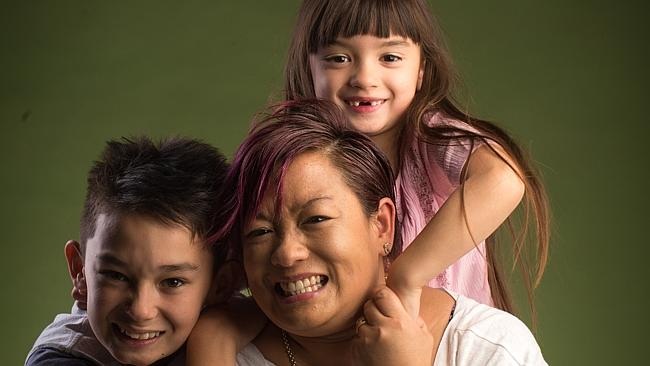 “Bé gái” đến Úc trong hộp đựng giày khắc khoải tìm lại cội nguồn Việt - 2 Le Thi Ha, giờ đây mang tên Chantal Doecke , cùng các con. (Ảnh: adelaidenow)