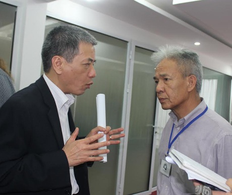 Muốn hiểu hòa bình, hãy đến Việt Nam - 2 Ông Peter Nguyễn trò chuyện thân mật với ông Bùi Thế Giang (trái).