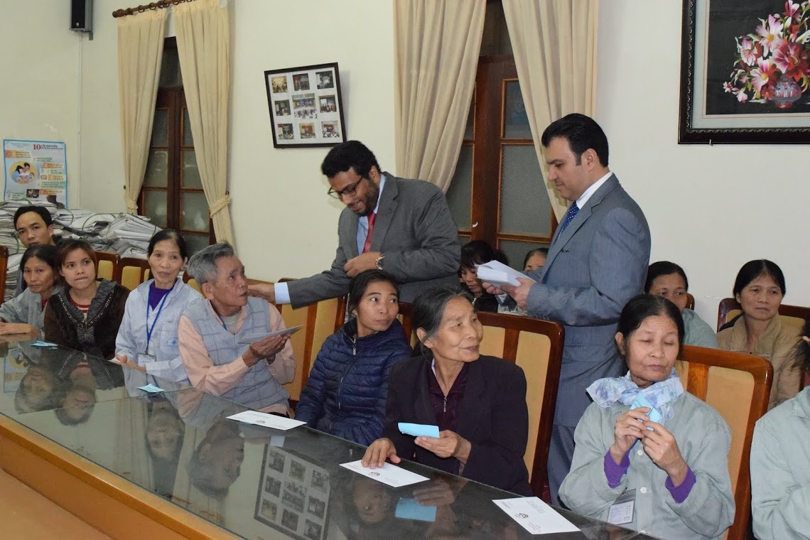 Đại sứ Qatar tặng quà cho các bệnh nhân