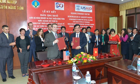 Hoa Kỳ giúp Việt Nam tăng cường quản lý ứng phó thiên tai - 1 Phó giám đốc phụ trách châu Á của USAID Jason Foley và Bộ trưởng Cao Đức Phát tại lễ ký kết.