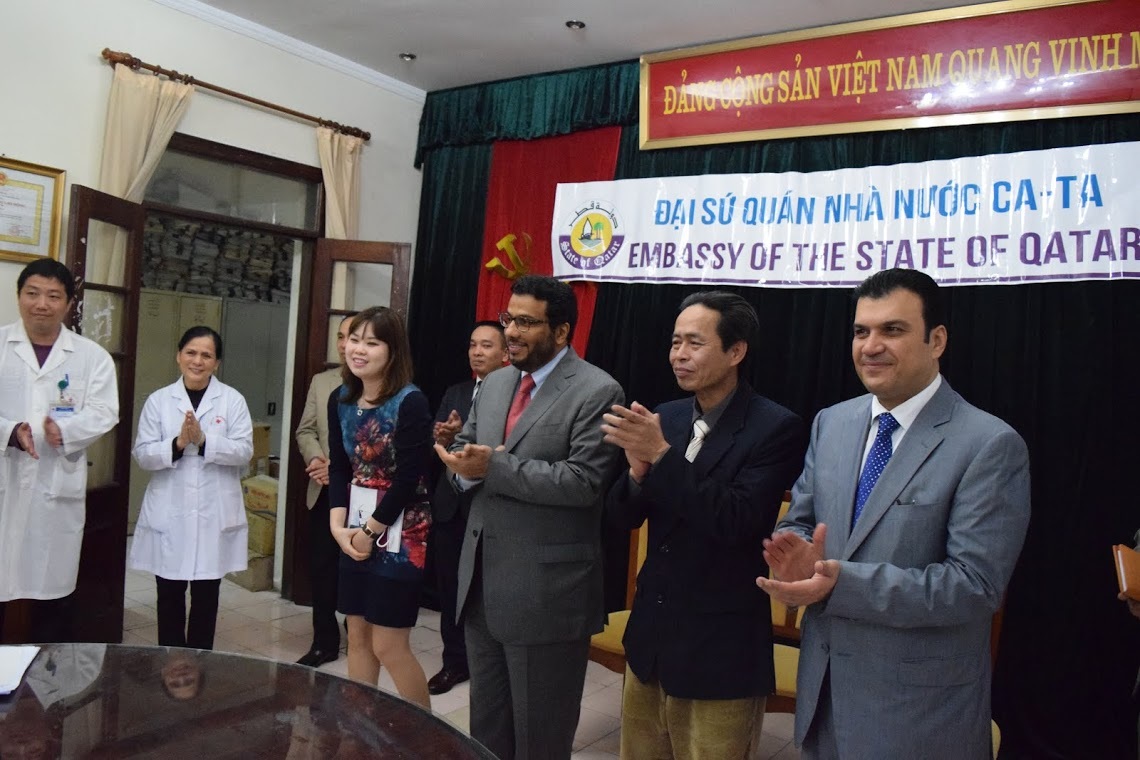 Đại sứ Qatar tặng quà cho các bệnh nhân nữ nhân ngày 8/3