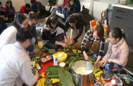 Tết cổ truyền ấm áp trong lòng người Việt tại Pháp - 1 Không khí gói bánh chưng tại gia đình Việt Kiều Bùi Văn Mạnh