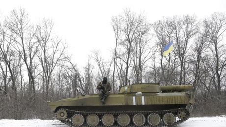Lãnh đạo Nga, Đức, Ukraine thảo luận việc giám sát lệnh ngừng bắn - 1 Xe quân sự Ukraine tại miền đông (Ảnh: