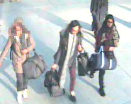 Anh truy tìm 3 nữ sinh bị nghi đến Syria gia nhập IS - 1 Hình ảnh 3 nữ sinh tại sân bay Gatwick, Anh trước khi lên một chuyến bay đi Thổ Nhĩ Kỳ (Ảnh:
