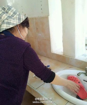 Du khách Trung Quốc bị chỉ trích vì hành xử không đẹp tại Thái Lan - 2 Một số du khách thậm chí còn cho dép lên rửa