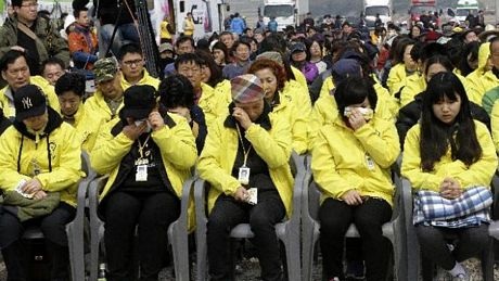 Người thân các nạn nhân bật khóc trong lễ tưởng niệm trên đảo Jinon (Ảnh: