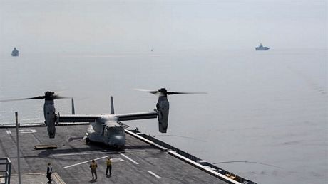 “Quái vật” Osprey của Mỹ lần đầu hạ cánh trên chiến hạm Hàn Quốc - 4 Osprey hạ cánh an toàn.