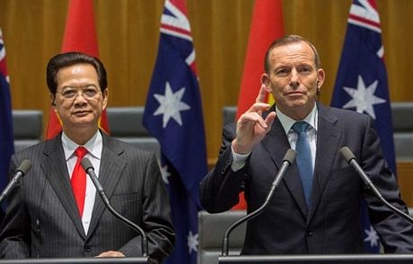 Thủ tướng Nguyễn Tấn Dũng và Thủ tướng Úc Tony Abbott có cuộc họp báo chung sau lễ ký kết. (Ảnh: