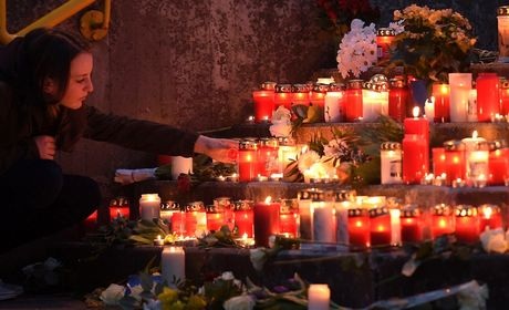 Một nữ sinh đốt nến bên ngoài ngôi trường Joseph-Koenig Gymnasium.