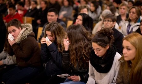 Một nữ sinh đốt nến bên ngoài ngôi trường Joseph-Koenig Gymnasium.