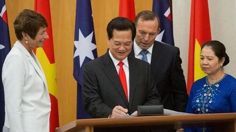 Thủ tướng Nguyễn Tấn Dũng ký vào sổ khách sau lễ đón chính thức. (Ảnh: