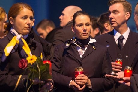 Những cây nến được thắp lên bên thông điệp tưởng nhớ các học sinh xấu số.