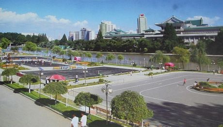 Một góc Bình Nhưỡng bên bờ sông Phổ Thông vào mùa hè.