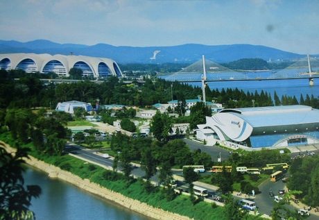 Các công trình hiện đại được xây dựng trên đảo Rungna trên sông Đại Đồng.