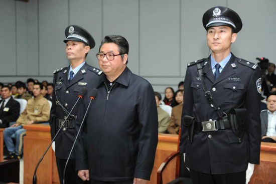 "Quan tham" Trung Quốc mê ngọc quý lĩnh án 17 năm tù vì tham nhũng - 1 Ông Ni Fake lắng nghe phán quyết của tòa ngày 28/2 (Ảnh: