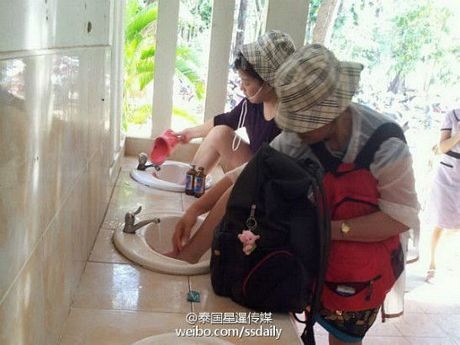 Du khách Trung Quốc bị chỉ trích vì hành xử không đẹp tại Thái Lan - 1 Các du khách Trung Quốc thác chân lên bồn rửa mặt