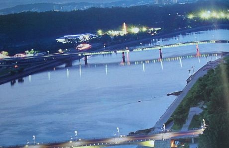 Những cây cầu bắc ngang sông Đại Đồng.