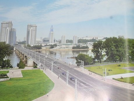 Một con đường mới xây dựng rộng thênh thang ở thủ đô Bình Nhưỡng.