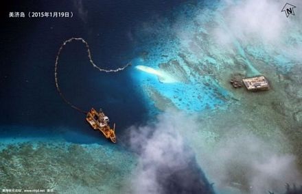 Bức ảnh cho thấy hành động xây dựng trái phép của Bắc Kinh tại bãi đá Vành Khăn thuộc Trường Sa.