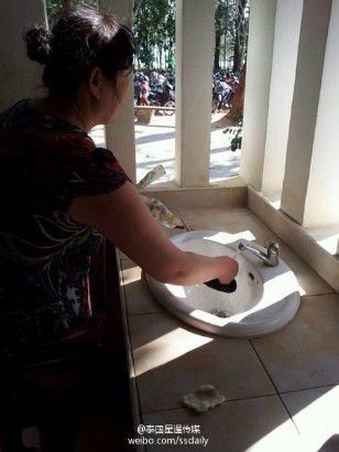 Du khách Trung Quốc bị chỉ trích vì hành xử không đẹp tại Thái Lan - 3 Một số du khách thậm chí còn cho dép lên rửa