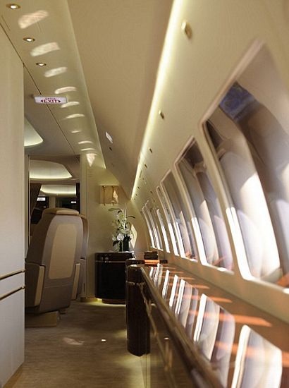 Hành lang thoáng bên trong chuyên cơ.