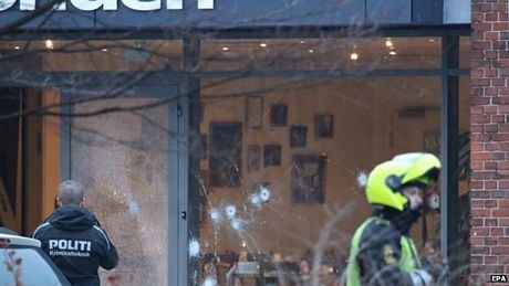 Cửa kính của quán cà phê đầy những vết đạn (Ảnh: