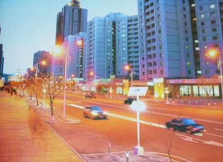 Phố Changgwang rực rỡ ánh đèn khi màn đêm buông xuống.