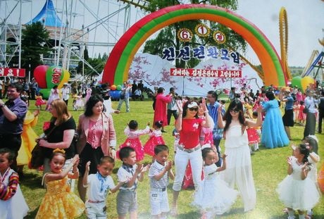 Trẻ em vui chơi trong công viên ở Bình Nhưỡng.