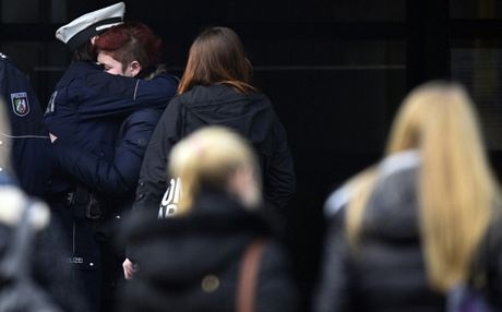 Quốc hội Pháp dành một phút mặc niệm cho các nạn nhân ở Paris.