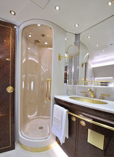 Phòng tắm sang trọng với các vật dụng được mạ vàng và...
