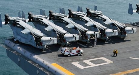 “Quái vật” Osprey của Mỹ lần đầu hạ cánh trên chiến hạm Hàn Quốc - 7 Các trực thăng Osprey đậu trên chiến hạm USS Bonhomme Richard.