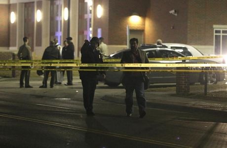 Khu vực bên ngoài sở cảnh sát Ferguson đã bị phong tỏa.