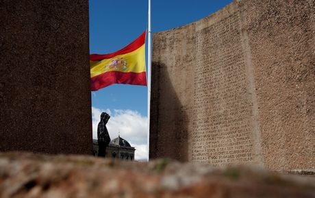 Cờ Tây Ban Nha treo rủ tại thủ đô Madrid để tưởng nhớ các nạn nhân vụ rơi máy bay.