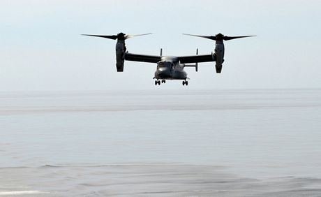 “Quái vật” Osprey của Mỹ lần đầu hạ cánh trên chiến hạm Hàn Quốc - 1 Một chiếc Osprey đang lại gần tàu chiến Dokdo của Hàn Quốc.