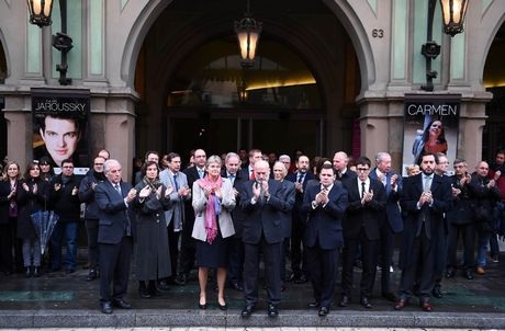 Cờ Tây Ban Nha treo rủ tại thủ đô Madrid để tưởng nhớ các nạn nhân vụ rơi máy bay.