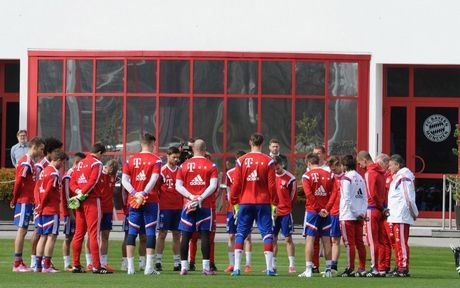 Đội bóng FC Bayern Munich tưởng niệm các nạn nhân trước khi luyện tập tại Munich ngày 25/3.