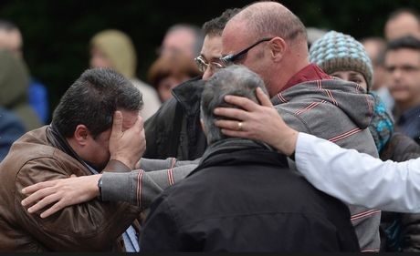 Đội bóng FC Bayern Munich tưởng niệm các nạn nhân trước khi luyện tập tại Munich ngày 25/3.