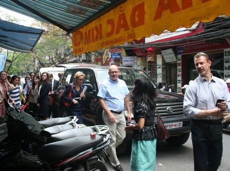 Chủ tịch Quốc hội Thụy Điển thưởng thức bún chả Hà Nội