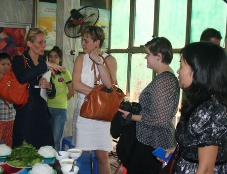 Chủ tịch Quốc hội Thụy Điển thưởng thức bún chả Hà Nội