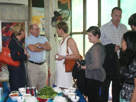 Chủ tịch Quốc hội Thụy Điển thưởng thức bún chả Hà Nội