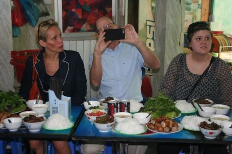 Ông Ahlin dùng điện thoại cá nhân ghi lại những khoảnh khắc đẹp.