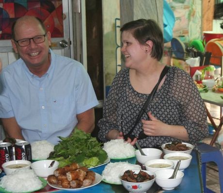 Ông Ahlin trò chuyện cởi mở trước khi ăn trưa.