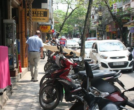 Chủ tịch Quốc hội Thụy Điển ngắm nghía các cửa hàng trên phố cổ.