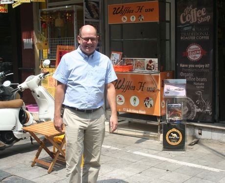 Ông Ahlin cười tươi trong khi đi dạo phố phường Hà Nội.