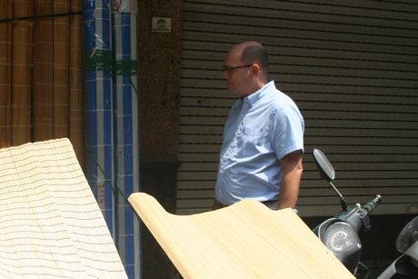 Chủ tịch Quốc hội Thụy Điển ngắm nghía các cửa hàng trên phố cổ.