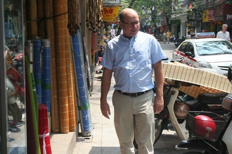 Sau bữa trưa, ông Ahlin đã đi dạo một lát để tham quan phố cổ Hà Nội.
