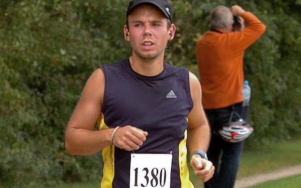 Cha cơ phó hãng Germanwings suy sụp vì hành động của con trai - 1 Cơ phó Andreas Lubitz tham gia một cuộc thi marathon năm 2009 (Ảnh: