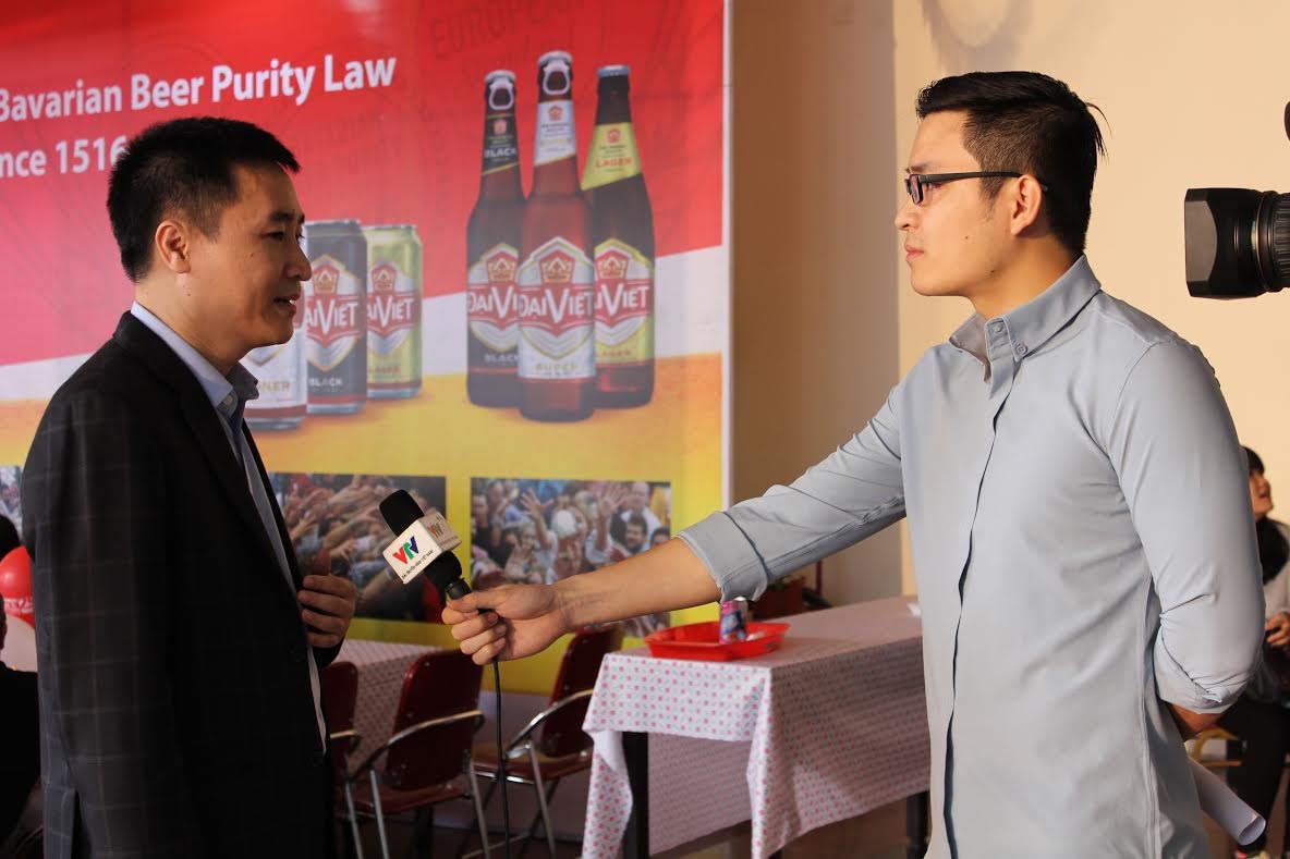 Ông Trần Văn Trà (trái) trả lời phỏng vấn báo giới tại lễ hội.